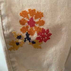 NWOT Tribal Jeans Cream Embroidered Cropped Jeans Pants Size 4 Boho Flowers